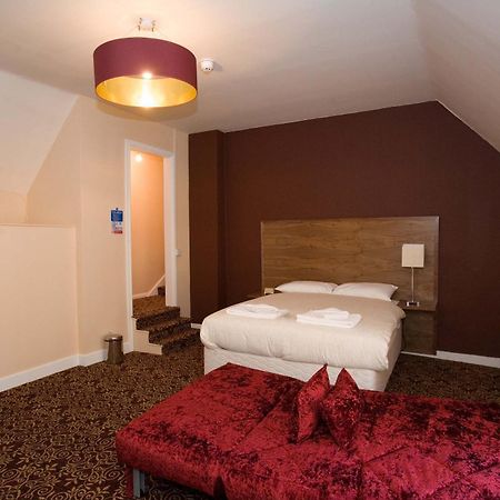 The Three Tuns Hotel Wetherspoon Тірск Екстер'єр фото