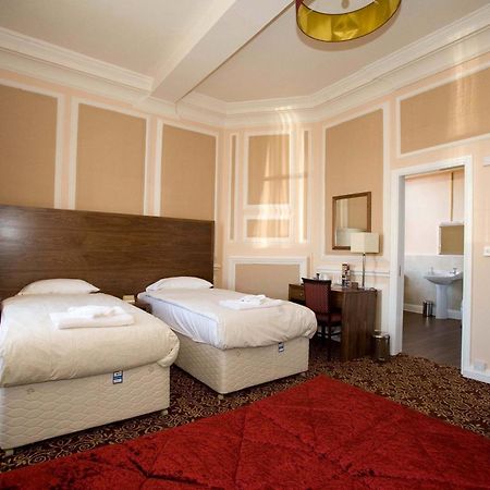The Three Tuns Hotel Wetherspoon Тірск Екстер'єр фото