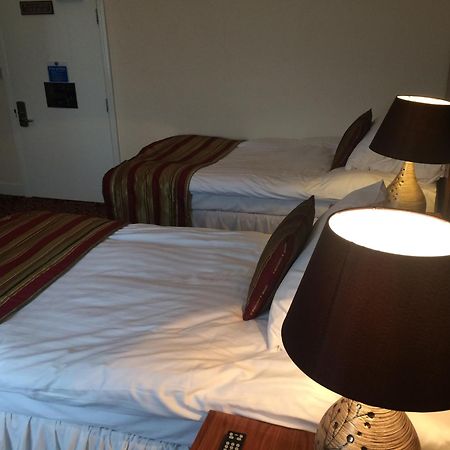 The Three Tuns Hotel Wetherspoon Тірск Номер фото