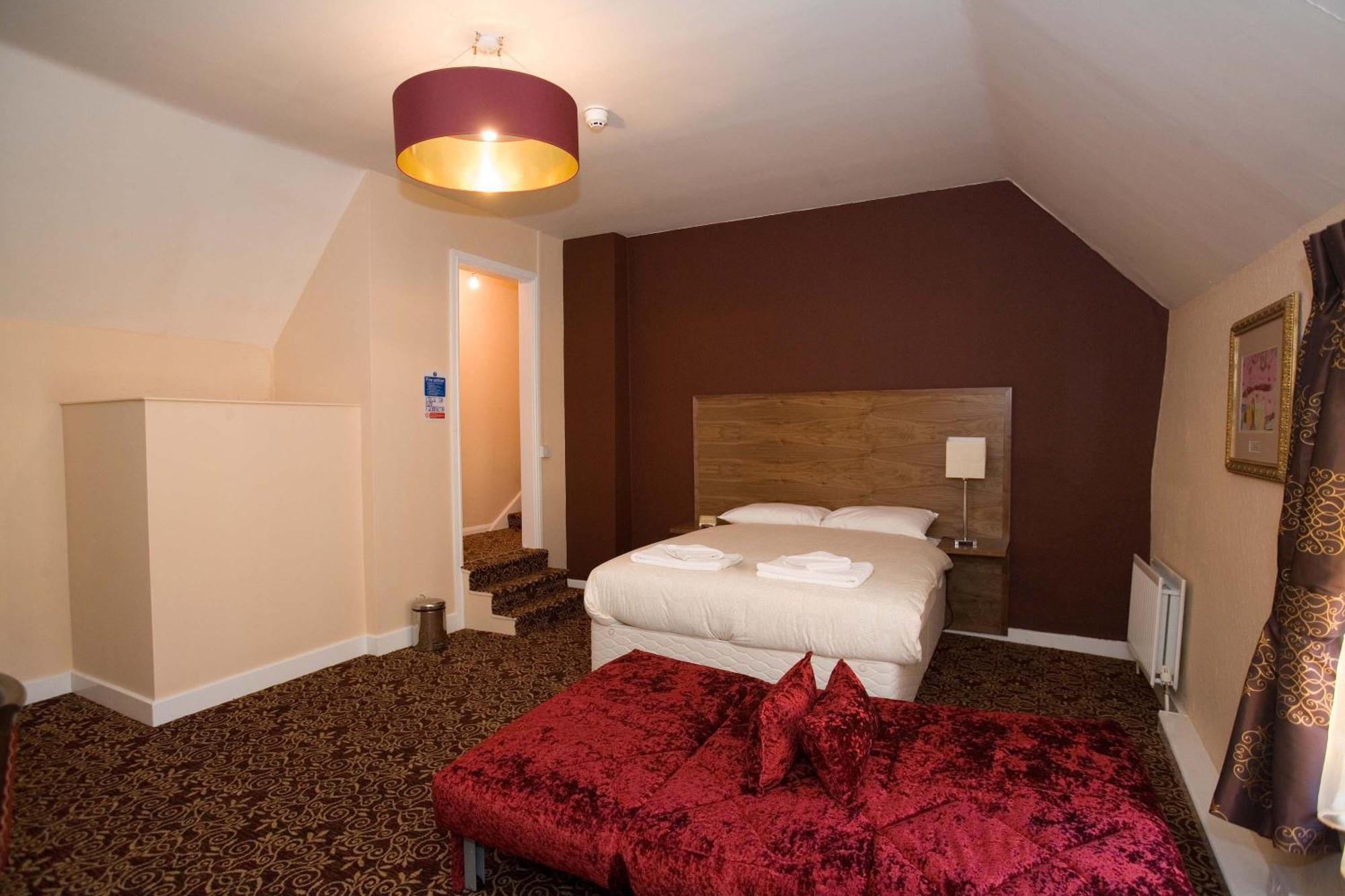 The Three Tuns Hotel Wetherspoon Тірск Екстер'єр фото