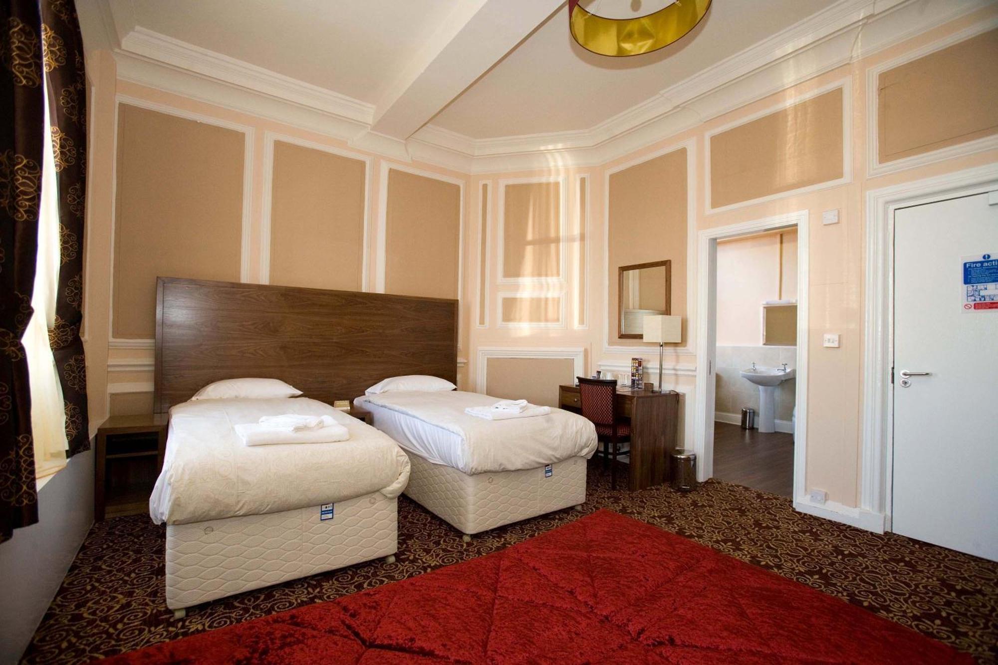 The Three Tuns Hotel Wetherspoon Тірск Екстер'єр фото