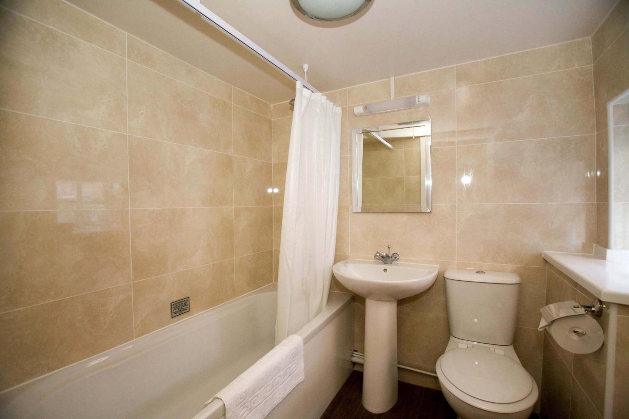 The Three Tuns Hotel Wetherspoon Тірск Екстер'єр фото