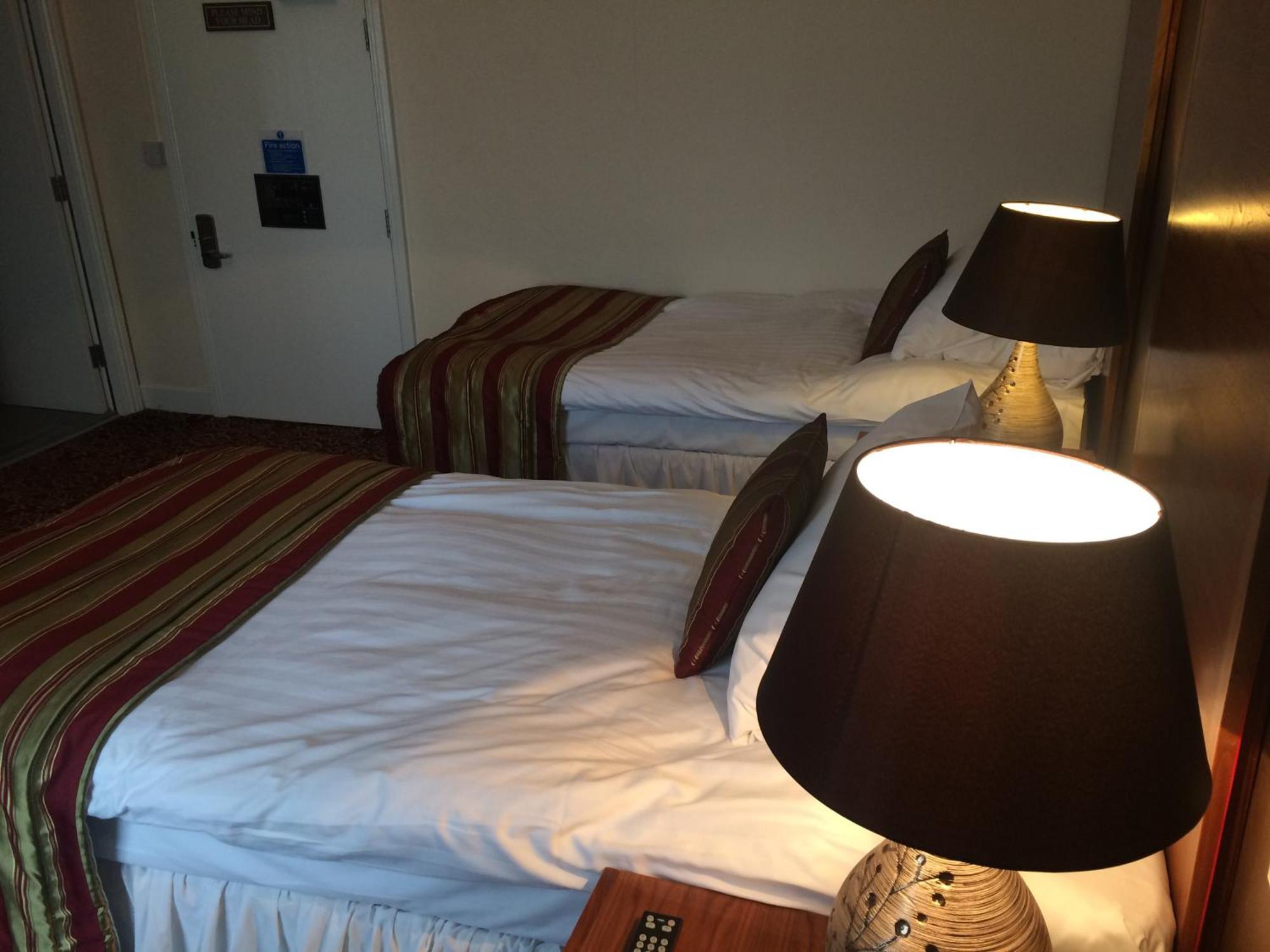 The Three Tuns Hotel Wetherspoon Тірск Номер фото
