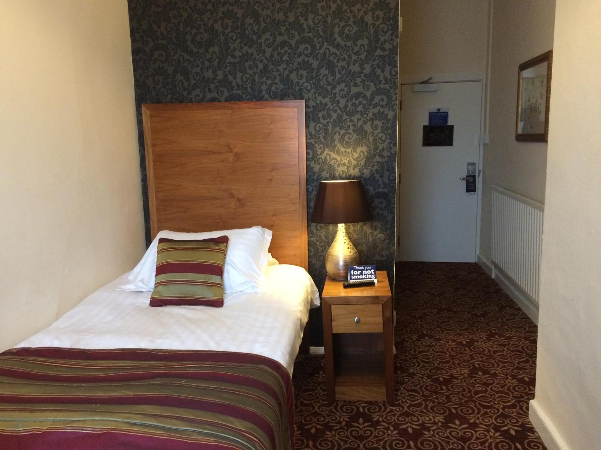 The Three Tuns Hotel Wetherspoon Тірск Номер фото