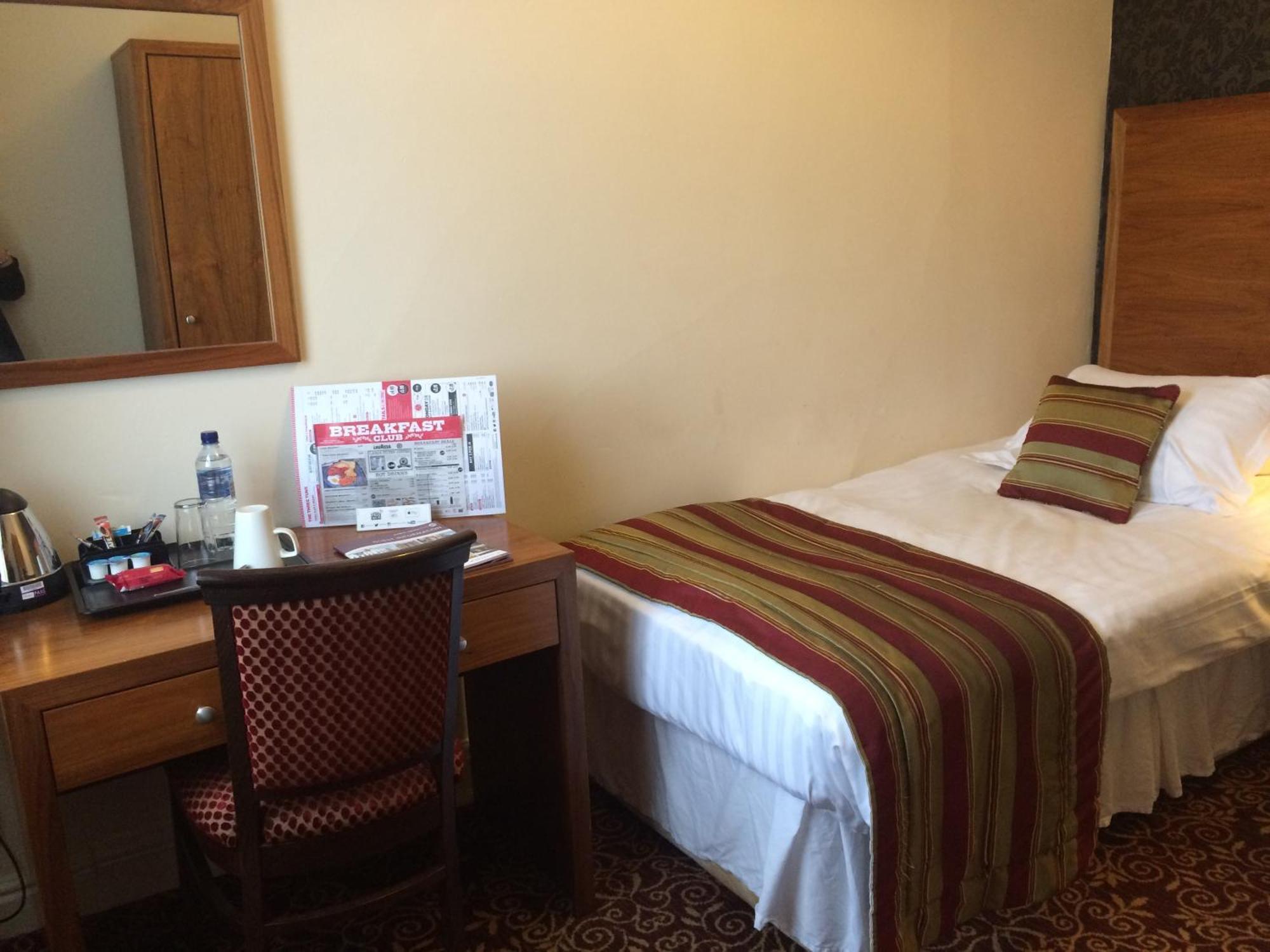 The Three Tuns Hotel Wetherspoon Тірск Номер фото