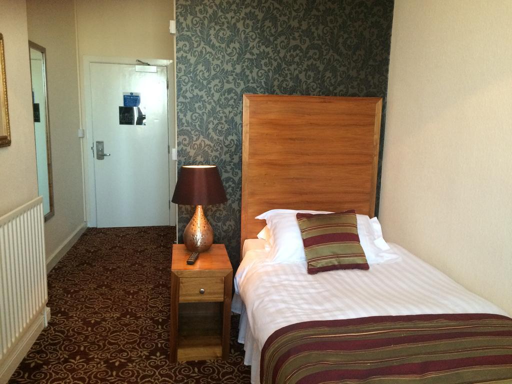 The Three Tuns Hotel Wetherspoon Тірск Номер фото