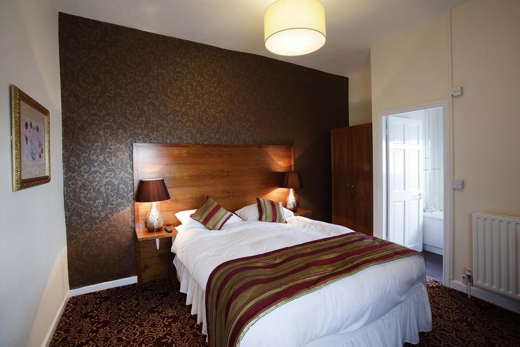 The Three Tuns Hotel Wetherspoon Тірск Номер фото