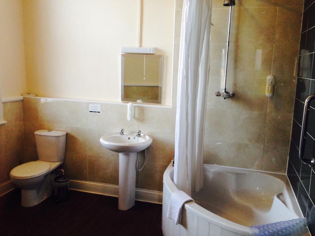 The Three Tuns Hotel Wetherspoon Тірск Номер фото