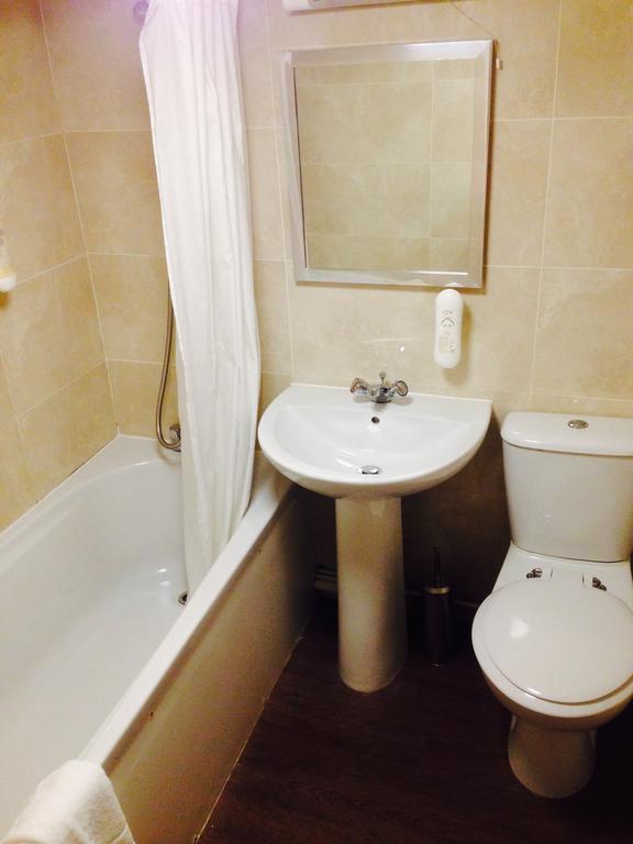 The Three Tuns Hotel Wetherspoon Тірск Номер фото