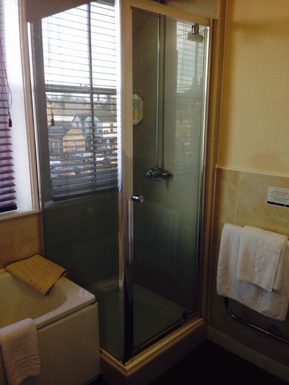 The Three Tuns Hotel Wetherspoon Тірск Екстер'єр фото