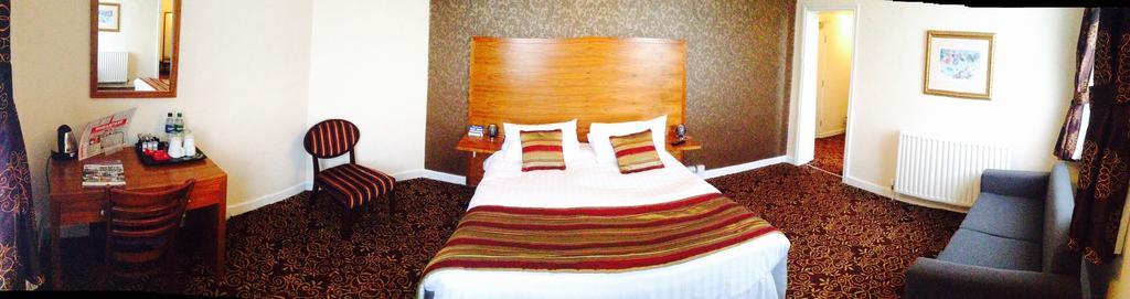 The Three Tuns Hotel Wetherspoon Тірск Екстер'єр фото